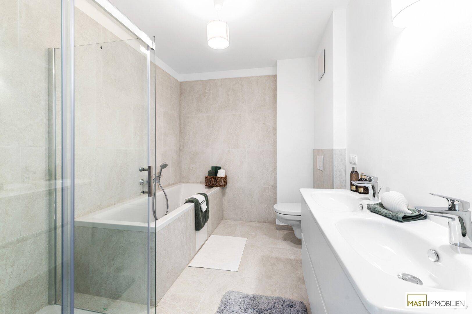 Modernes Badezimmer mit Badewanne, Duschkabine, wandhängendem WC und großem Waschtisch.