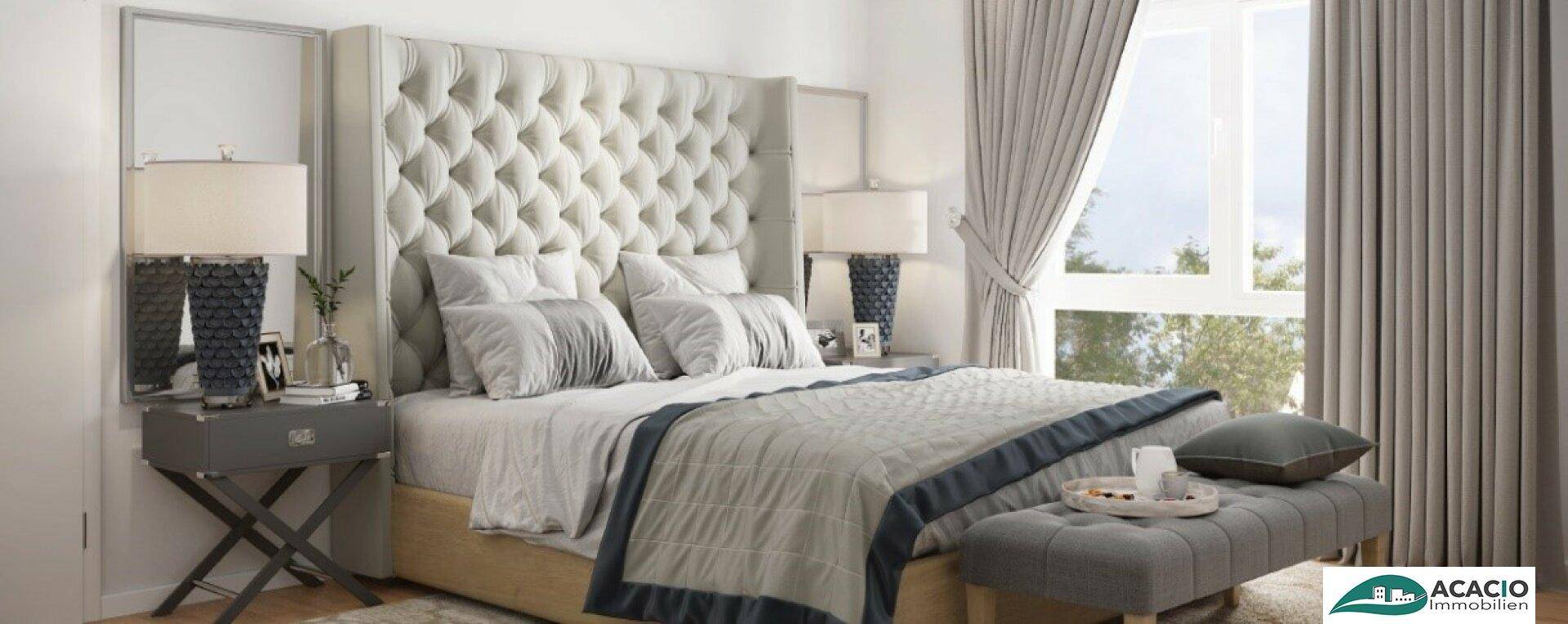 Elegantes Schlafzimmer mit großem, getuftetem Kopfteil, bequemen Betten und viel natürlichem Licht.