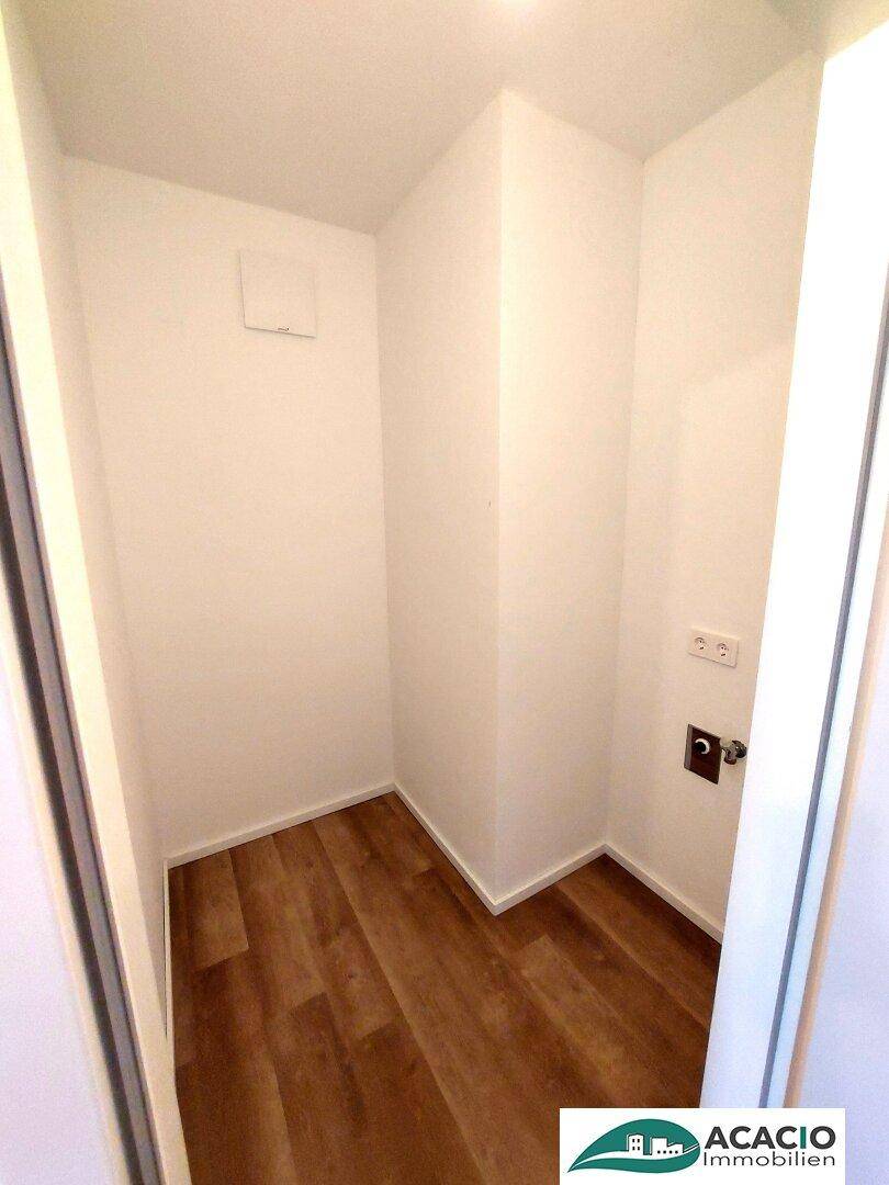 Praktischer Abstellraum mit Anschlüssen für Waschmaschine und Trockner.