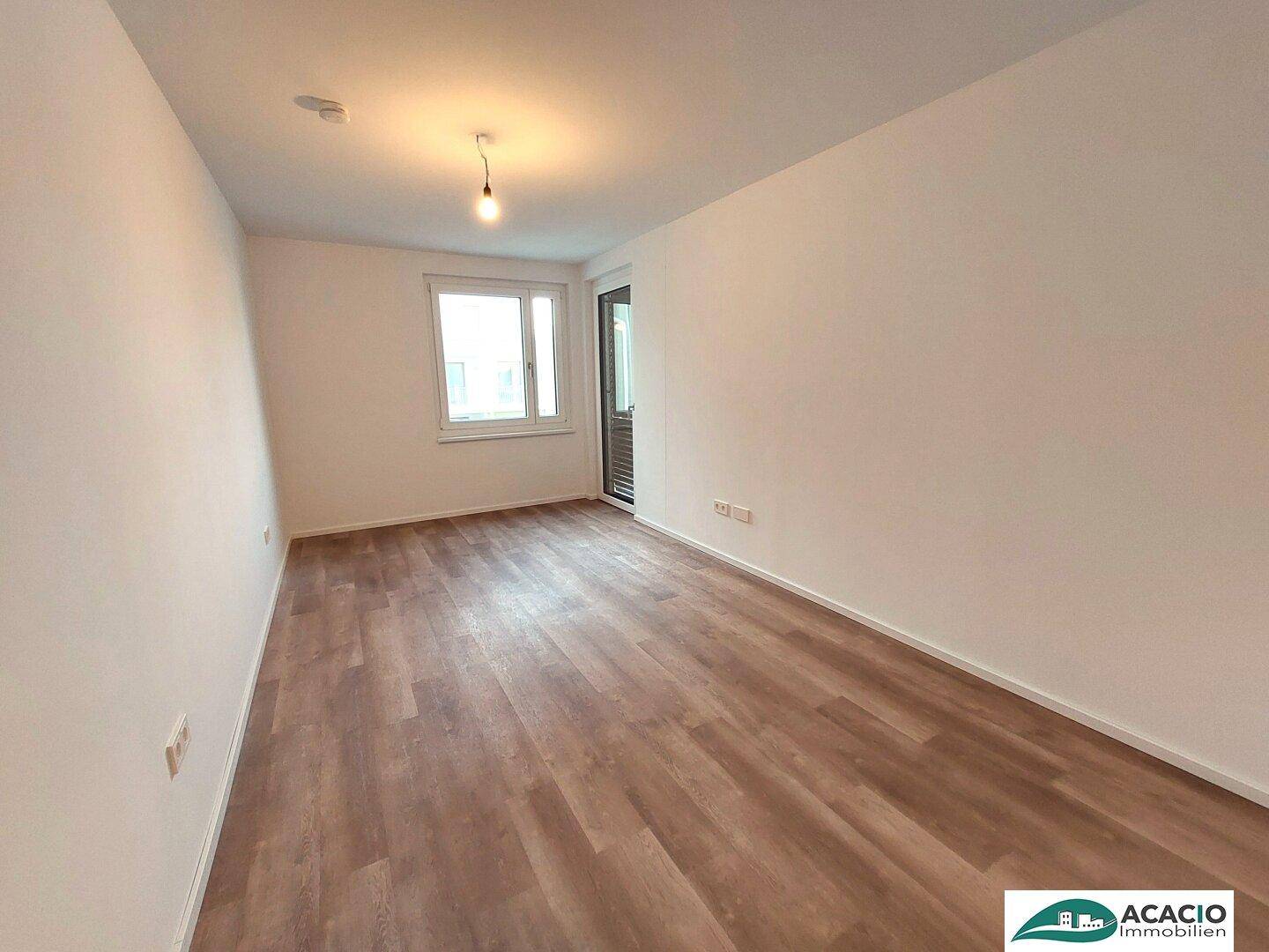 Weiteres helles Zimmer mit Laminatboden und Fenster, vielseitig nutzbar.