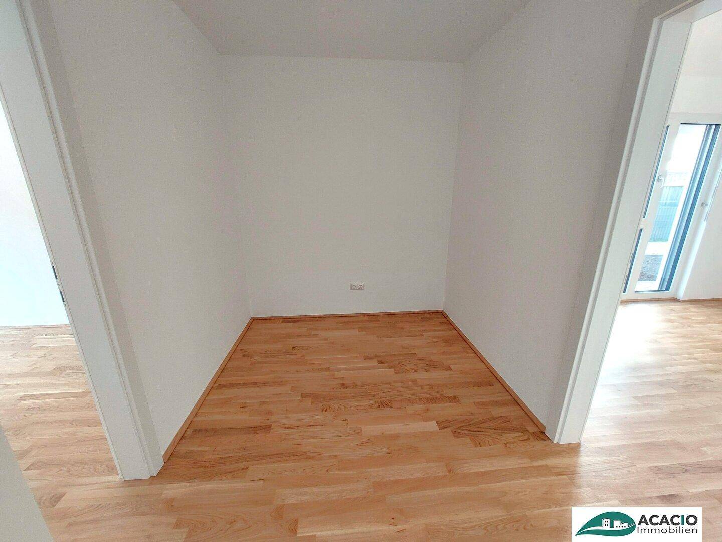 Kleiner, leerer Raum mit Parkettboden, geeignet als Abstellraum oder begehbarer Kleiderschrank.