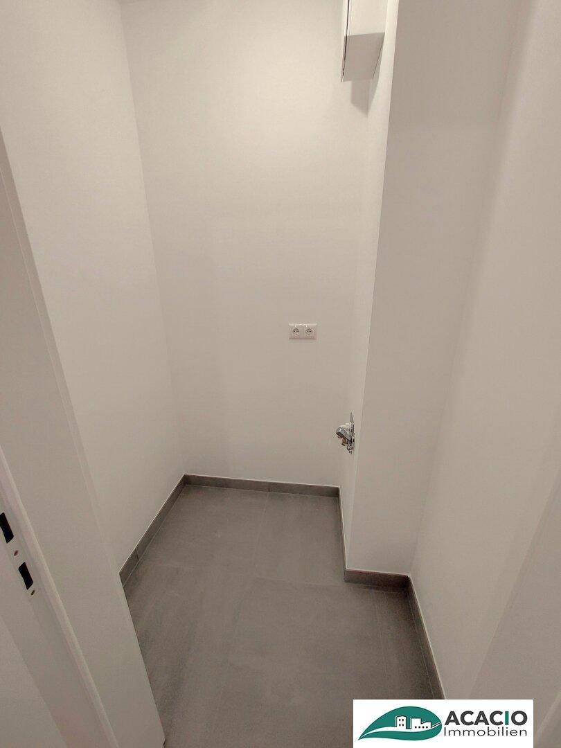 Kleiner Abstellraum mit Fliesenboden, ideal für Waschmaschine oder Haushaltsgeräte.