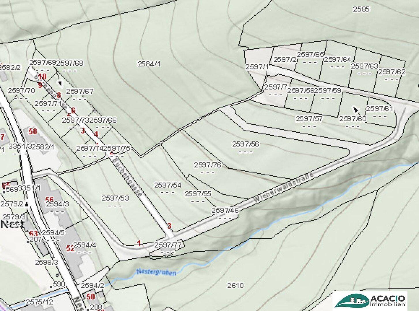 Katasterplan mit Parzellen, Straßen und Höhenlinien in einer hügeligen Landschaft.