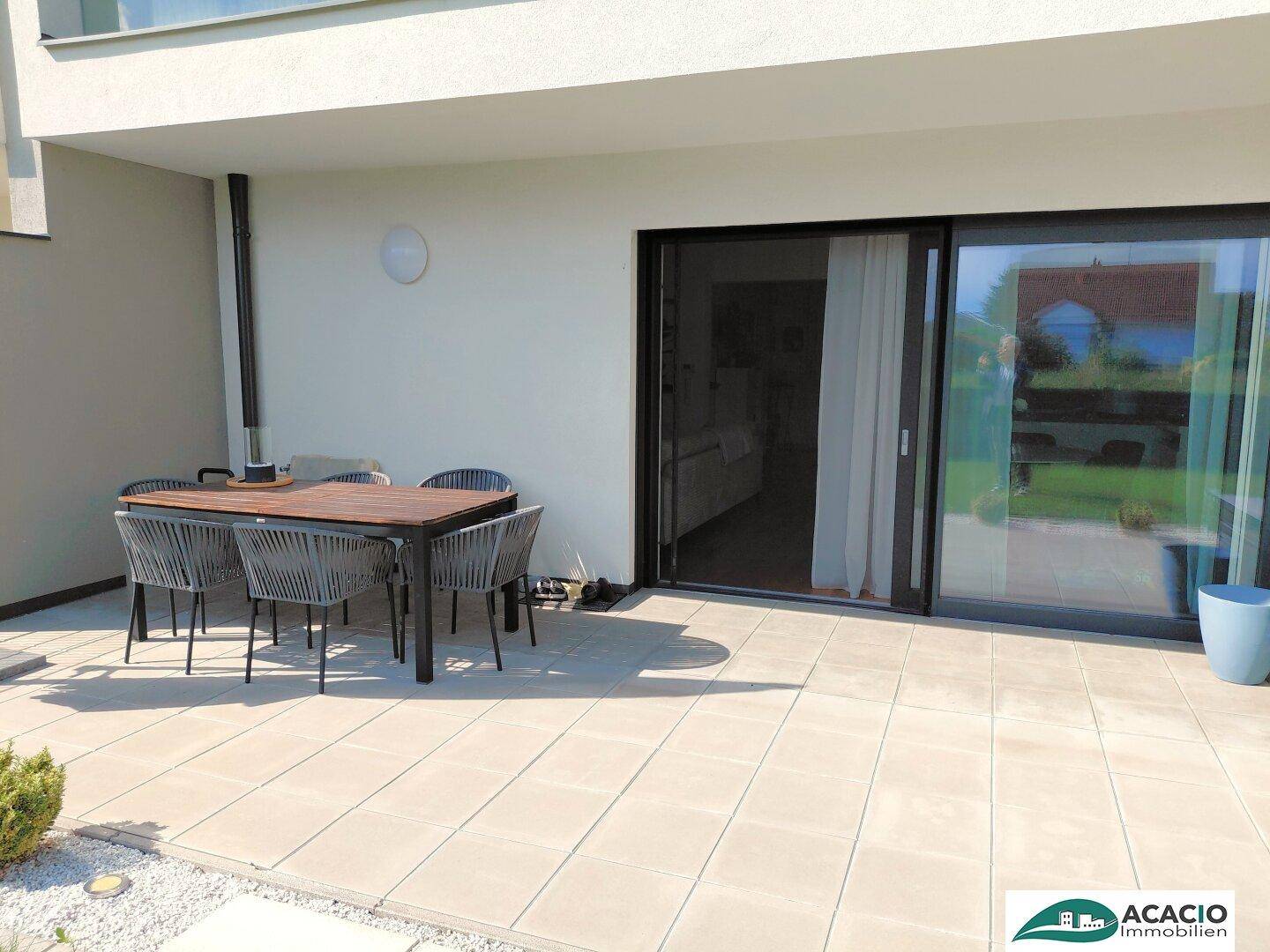 Geräumige Terrasse mit modernen Fliesen und Zugang zum Innenbereich des Hauses.