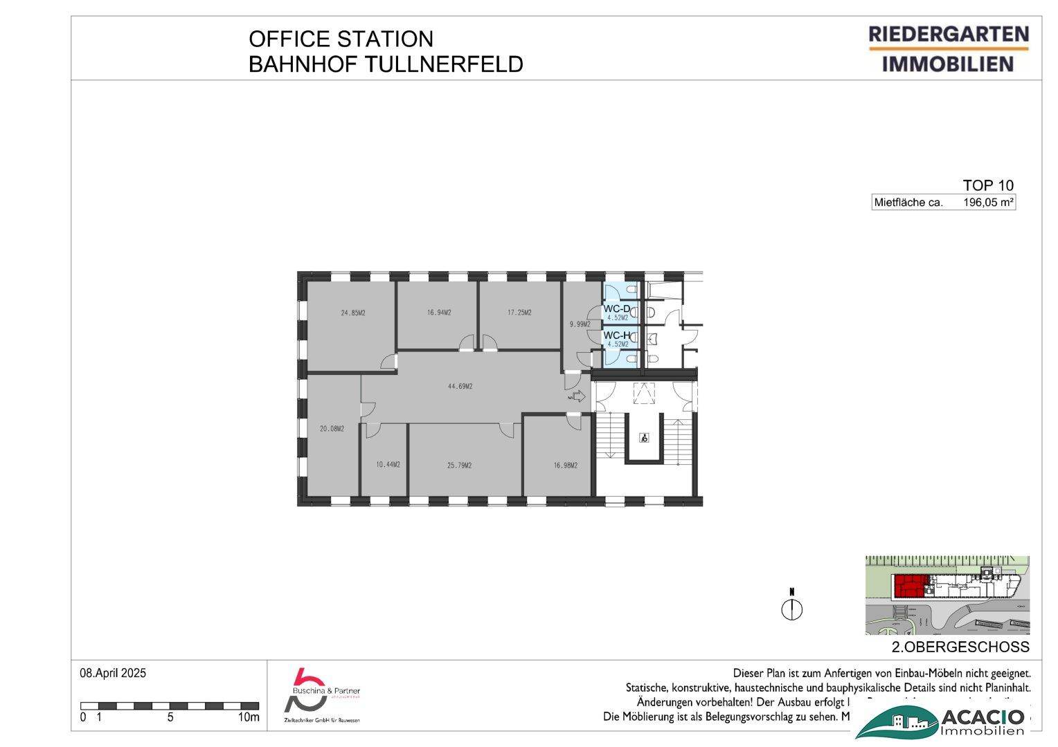 Grundrissplan eines Bürogebäudes mit mehreren Räumen und Sanitäranlagen im Obergeschoss.