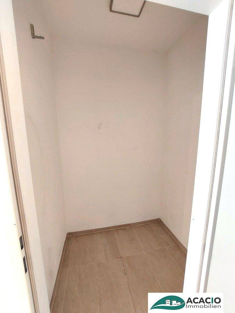Praktischer Abstellraum mit Fliesenboden, ideal für zusätzlichen Stauraum.