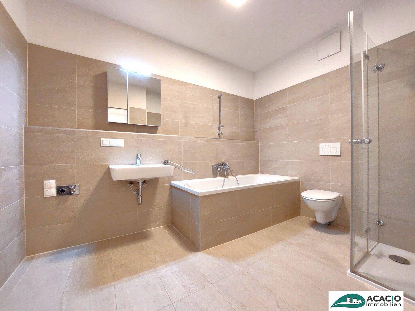 Modernes Badezimmer mit Badewanne, Duschkabine, Waschbecken und Wand-WC.