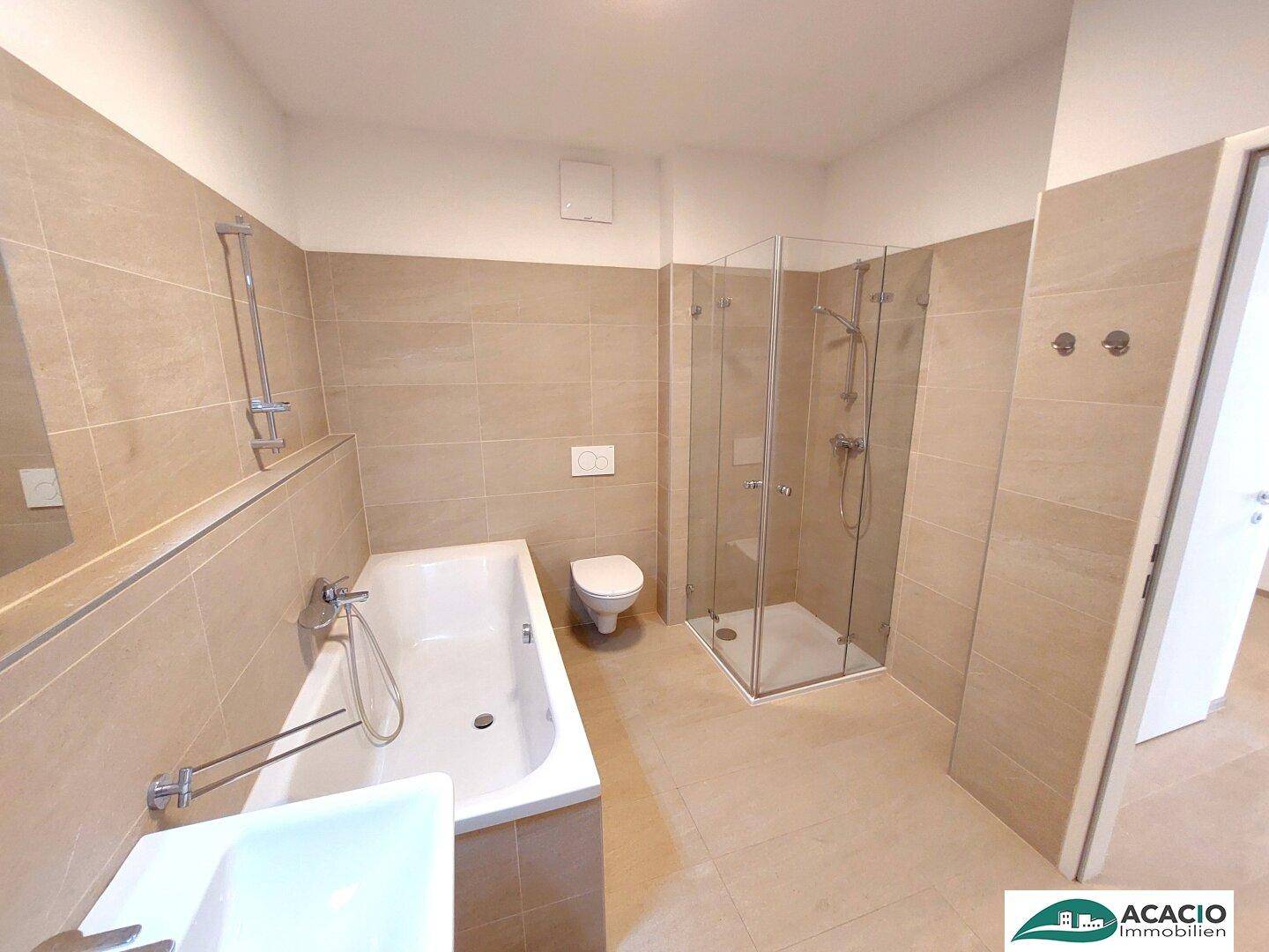 Geräumiges Badezimmer mit beigefarbenen Fliesen, Badewanne und separater Duschkabine.