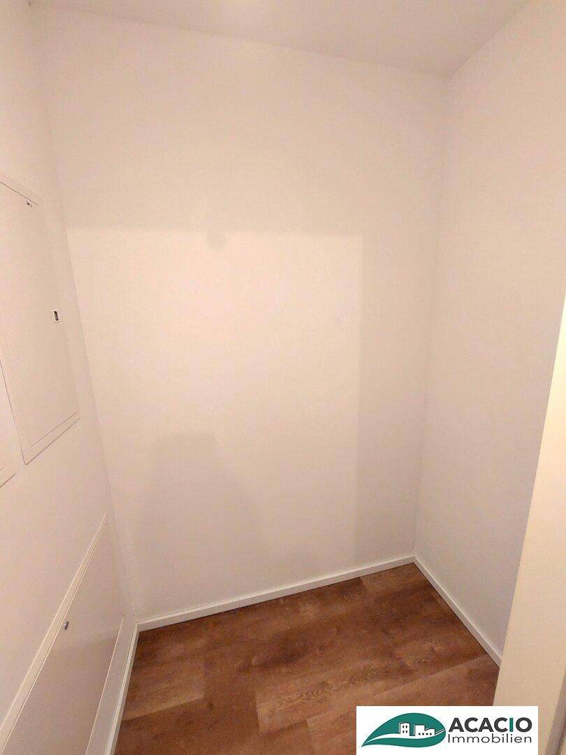 Praktischer Abstellraum mit Laminatboden und weißen Wänden, ideal für zusätzlichen Stauraum.