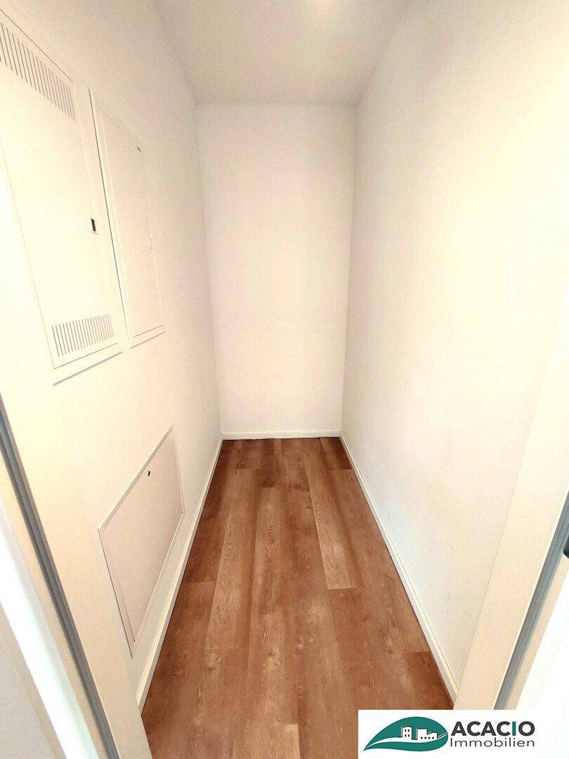 Praktischer Abstellraum mit Laminatboden und Zugang zu den Elektroinstallationen.