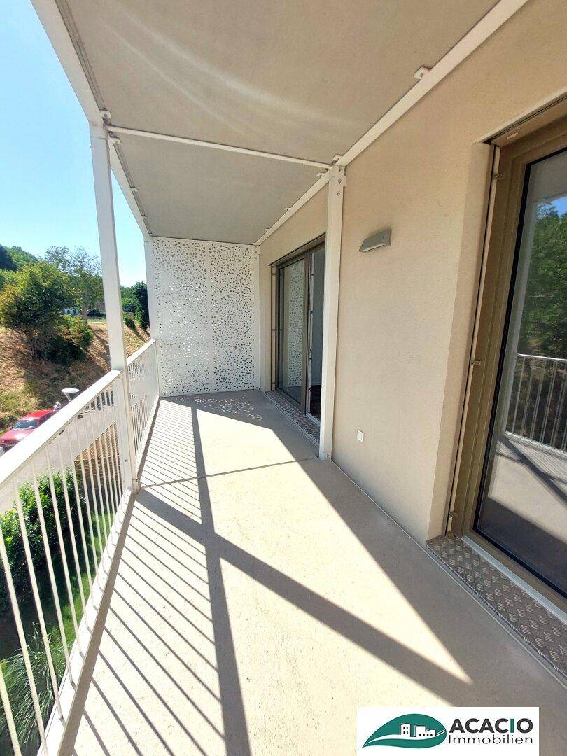 Geräumiger Balkon mit moderner Fassadengestaltung und Zugang zu den Innenräumen.