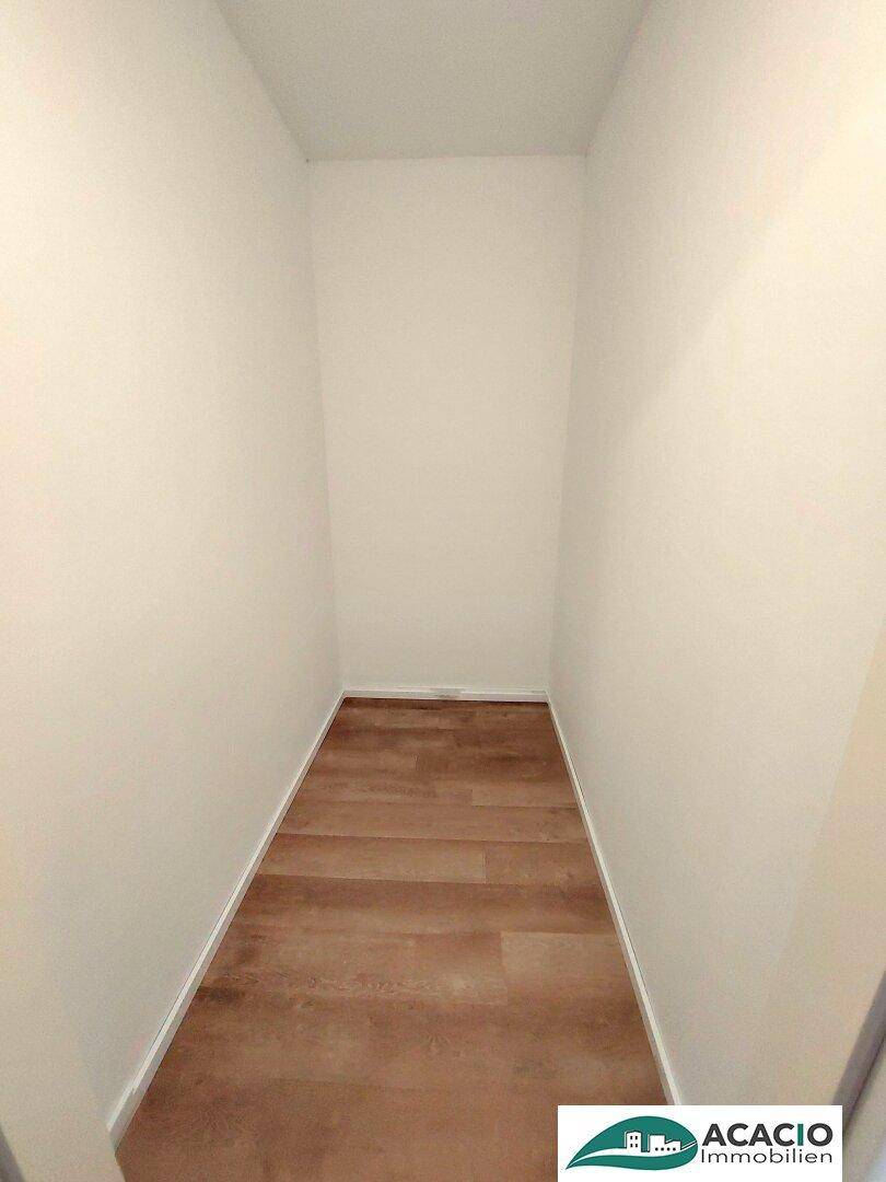 Praktischer Abstellraum mit Vinylboden für zusätzlichen Stauraum.