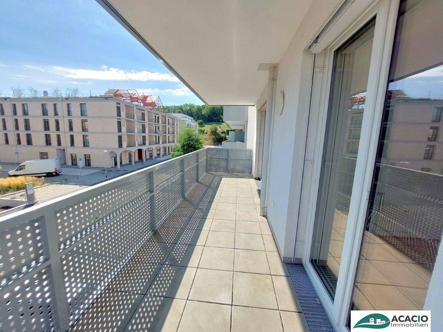 Geräumiger Balkon mit Blick auf die Umgebung und viel Sonnenlicht, perfekt zum Entspannen.