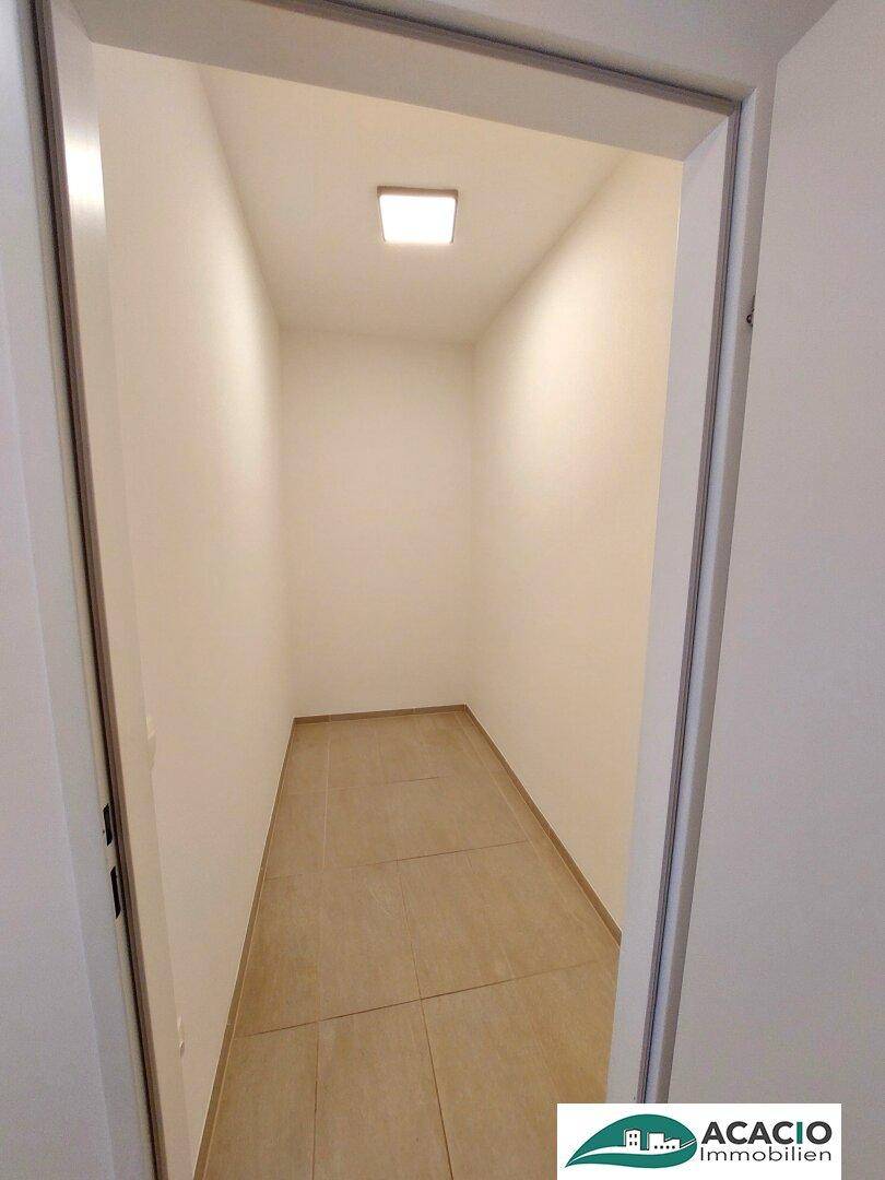 Praktischer Abstellraum mit Fliesenboden für zusätzlichen Stauraum und Ordnung.