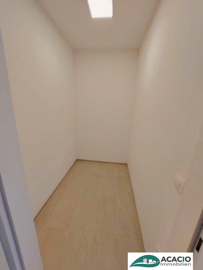 Praktischer Abstellraum mit Fliesenboden, ideal für zusätzlichen Stauraum.