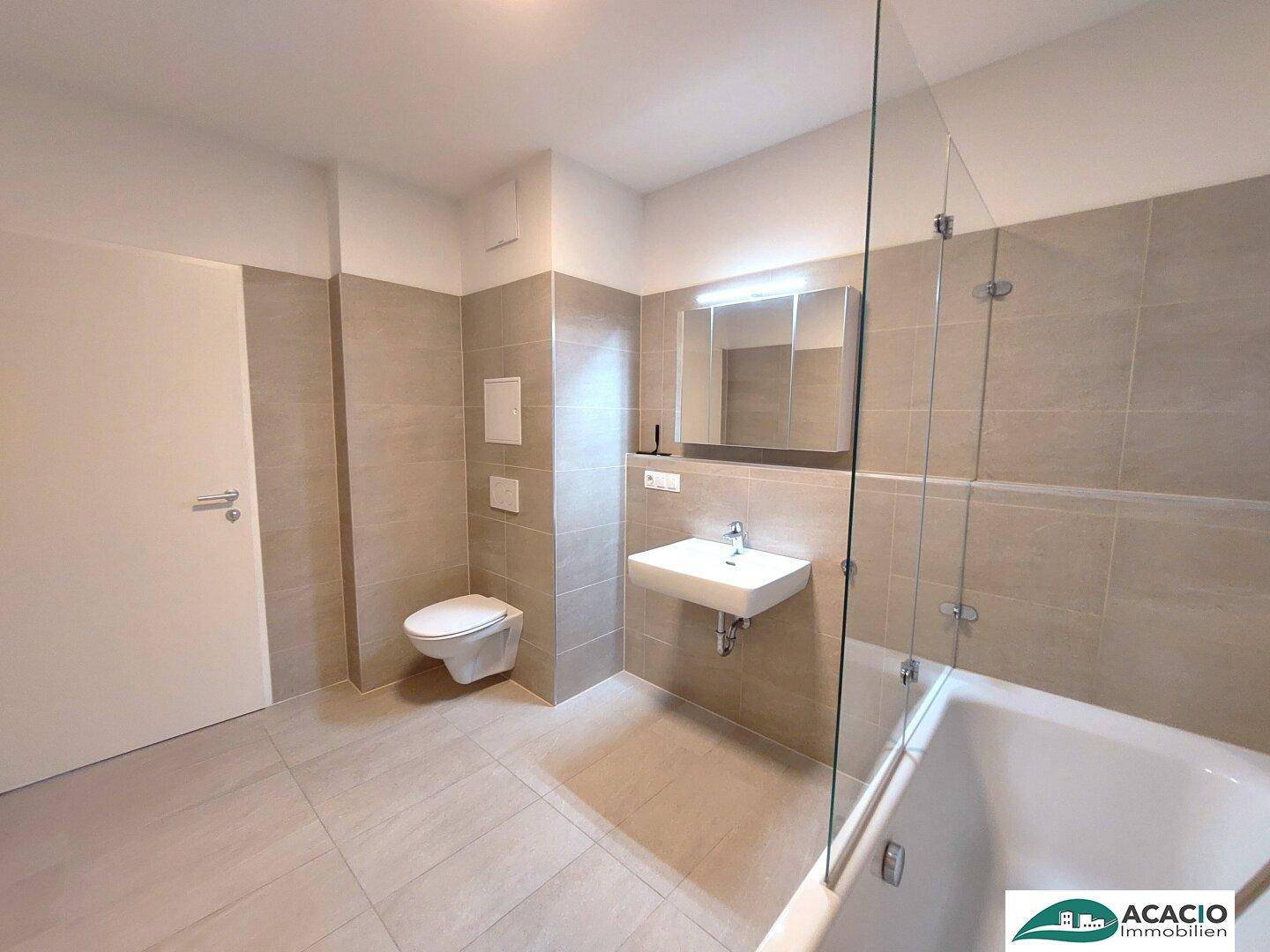 Helles Badezimmer mit modernen Armaturen, wandhängendem WC und großem Spiegel.