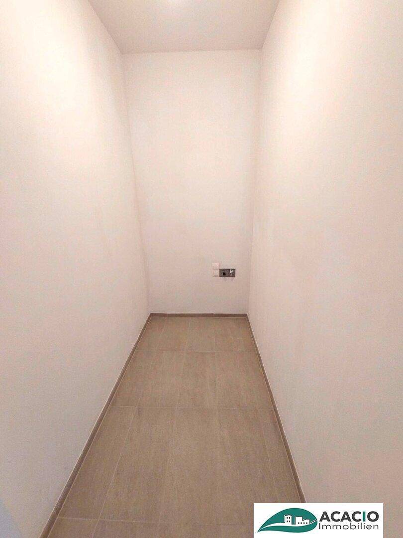 Praktischer Abstellraum mit Fliesenboden für zusätzlichen Stauraum.
