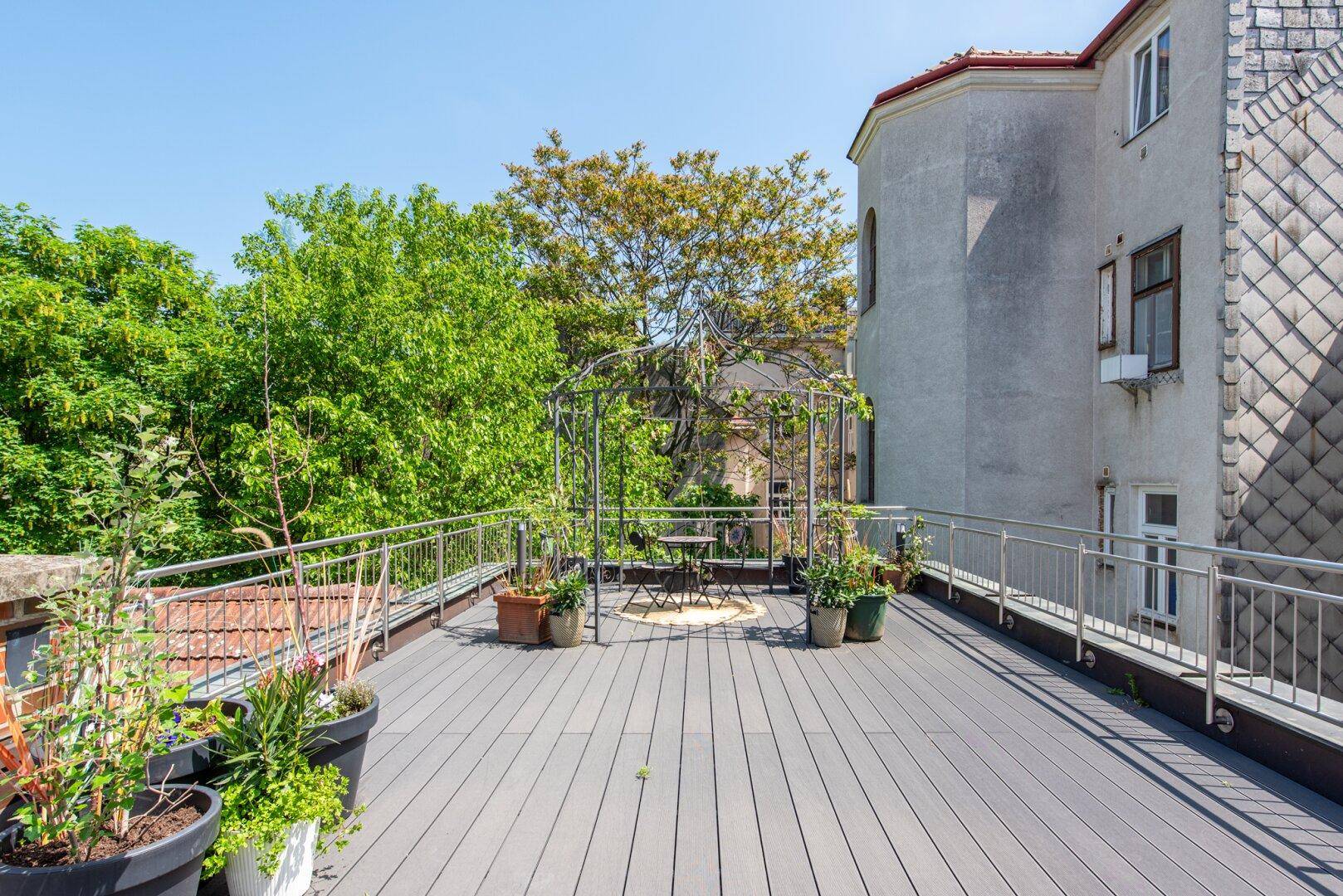 Idyllische Dachterrasse im Innenhof