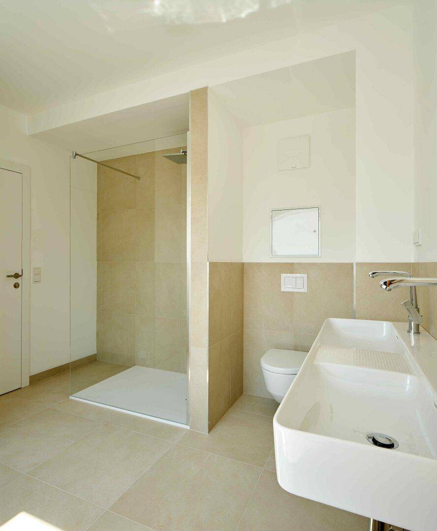 en suite Badezimmer in modernem Design