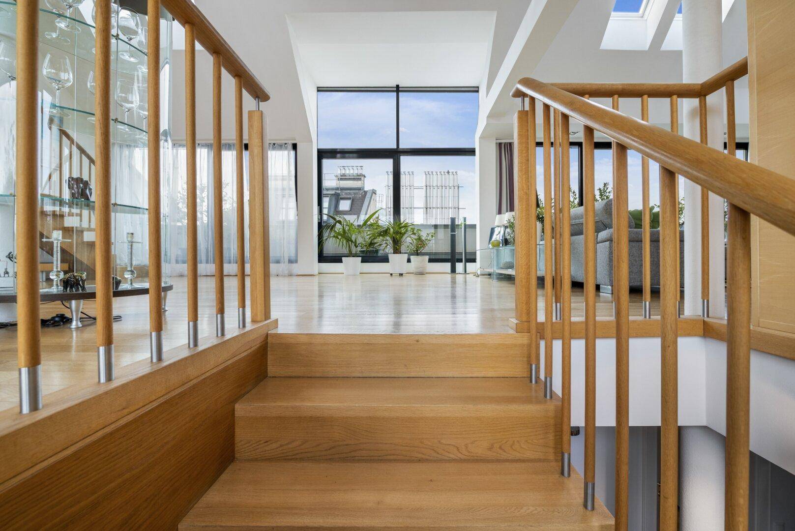 Blick von der Treppe in den weitläufigen Wohnraum