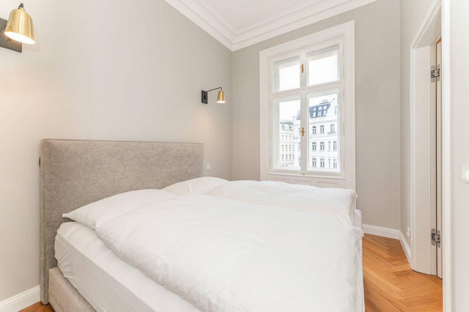 Schlafzimmer mit abgetrennter Garderobe