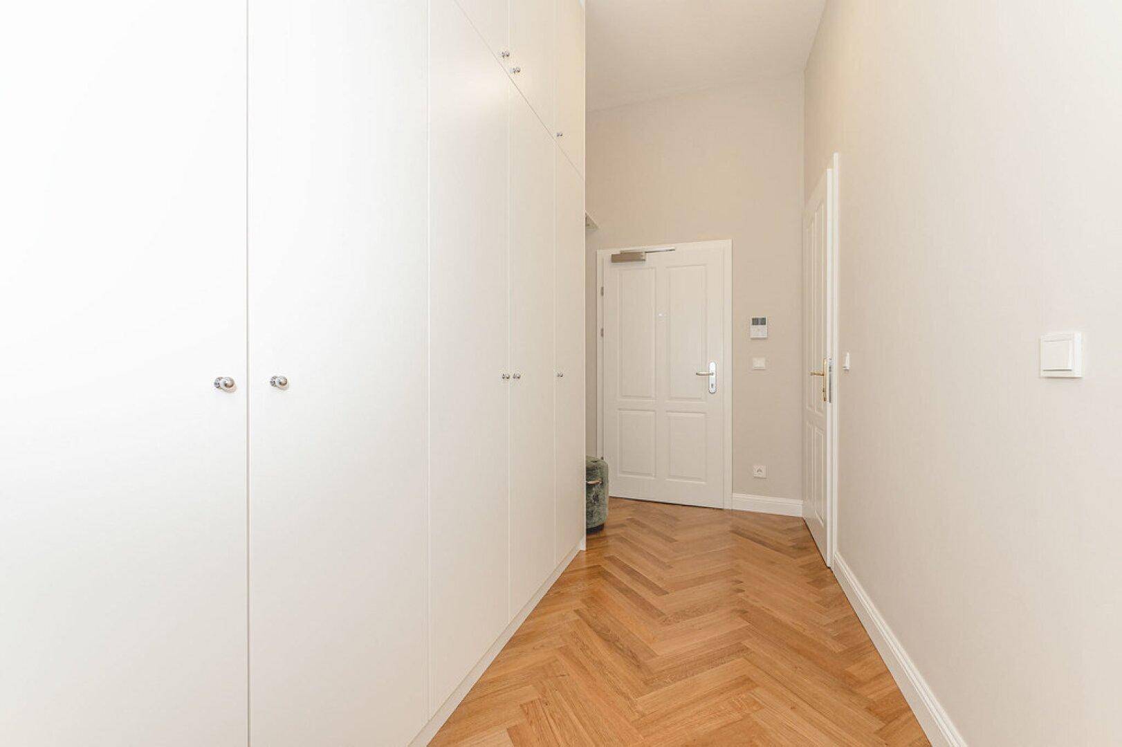 großzügiger Vorraum mit Einbauschrank vom Tischler