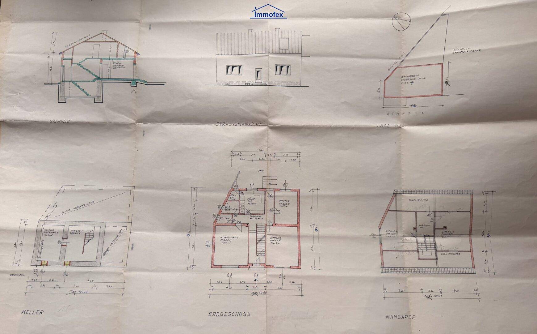 Grundrisszeichnungen des Hauses mit Keller, Erdgeschoss und Mansardendach.