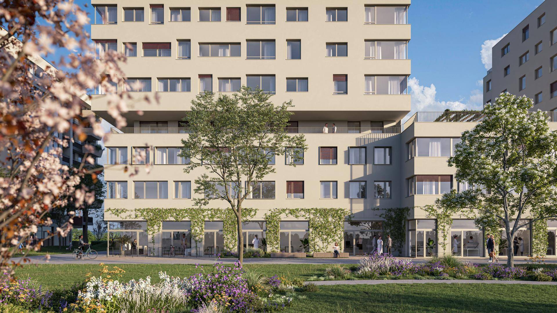Detailansicht der modernen Gebäudefassade mit bodentiefen Fenstern und begrüntem Erdgeschoss.