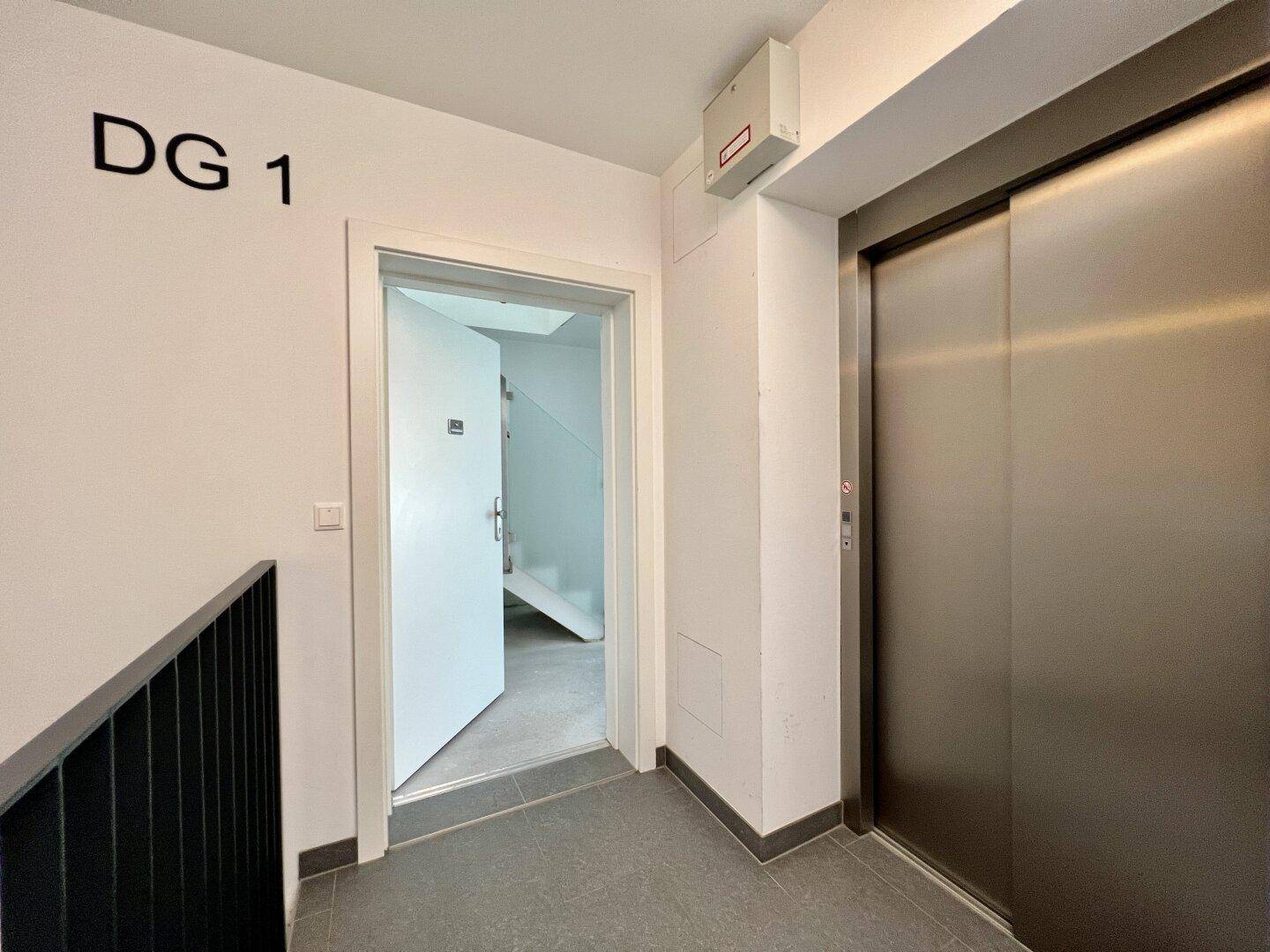 Wohnungseingang 7. Etage (unten)