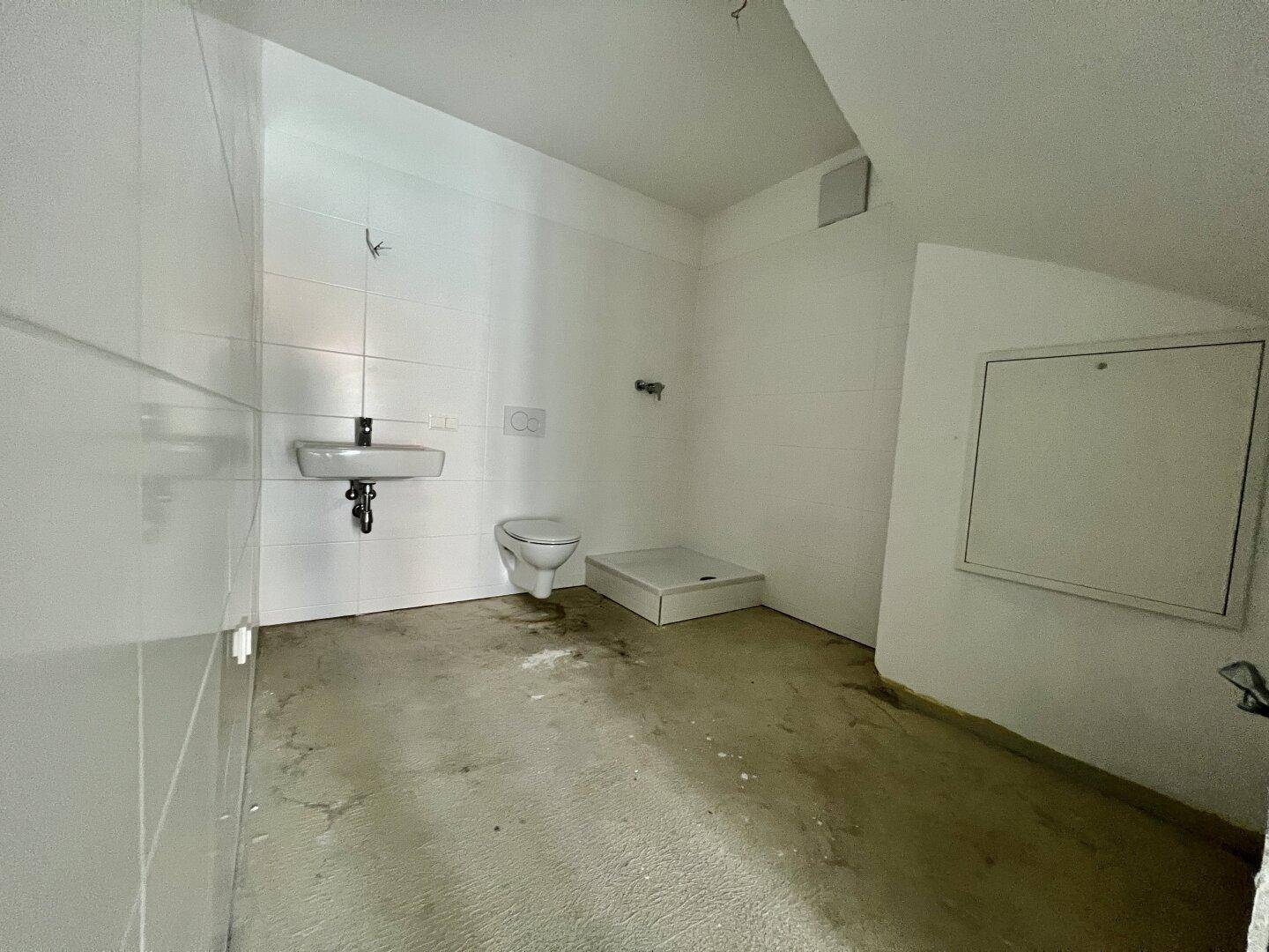 Badezimmer mit WM Anschluss und WC 7. Etage