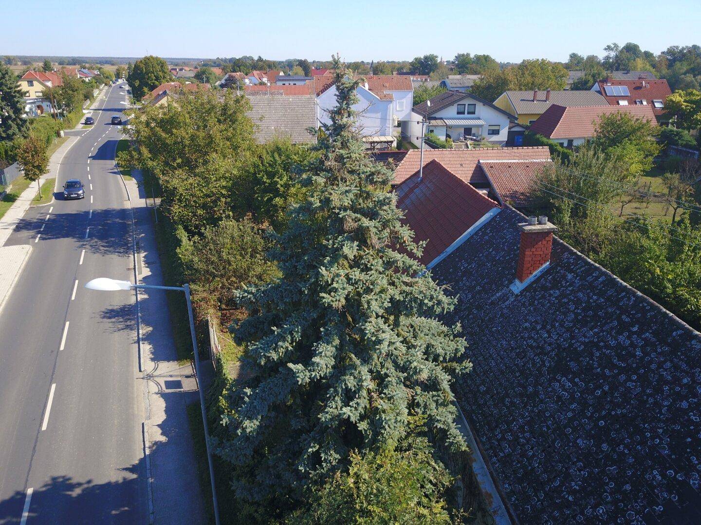 Drohnenansicht West - Straßenseite