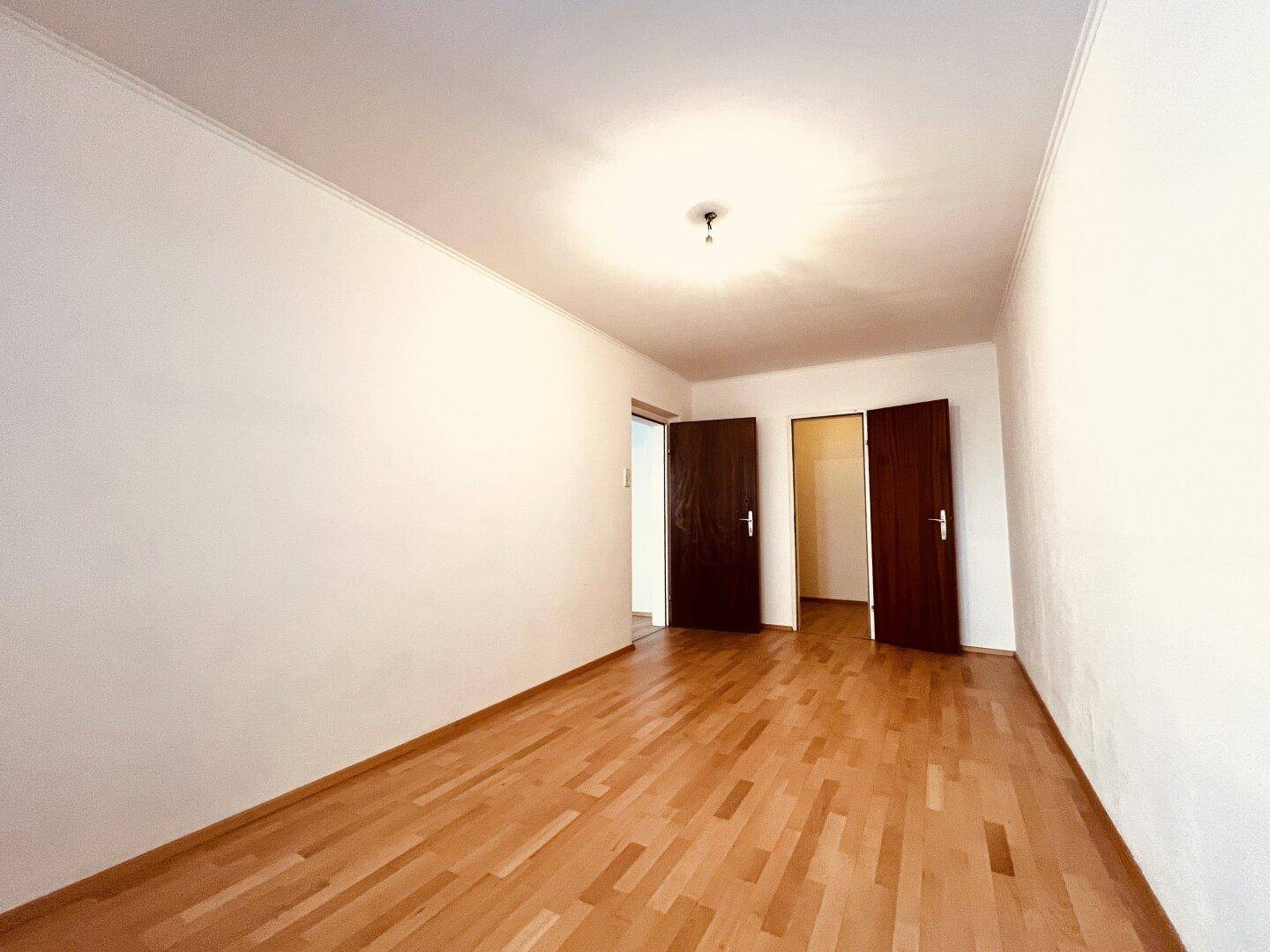 Schlafzimmer straßenseitig mit Blick zu AR-Schrankraum