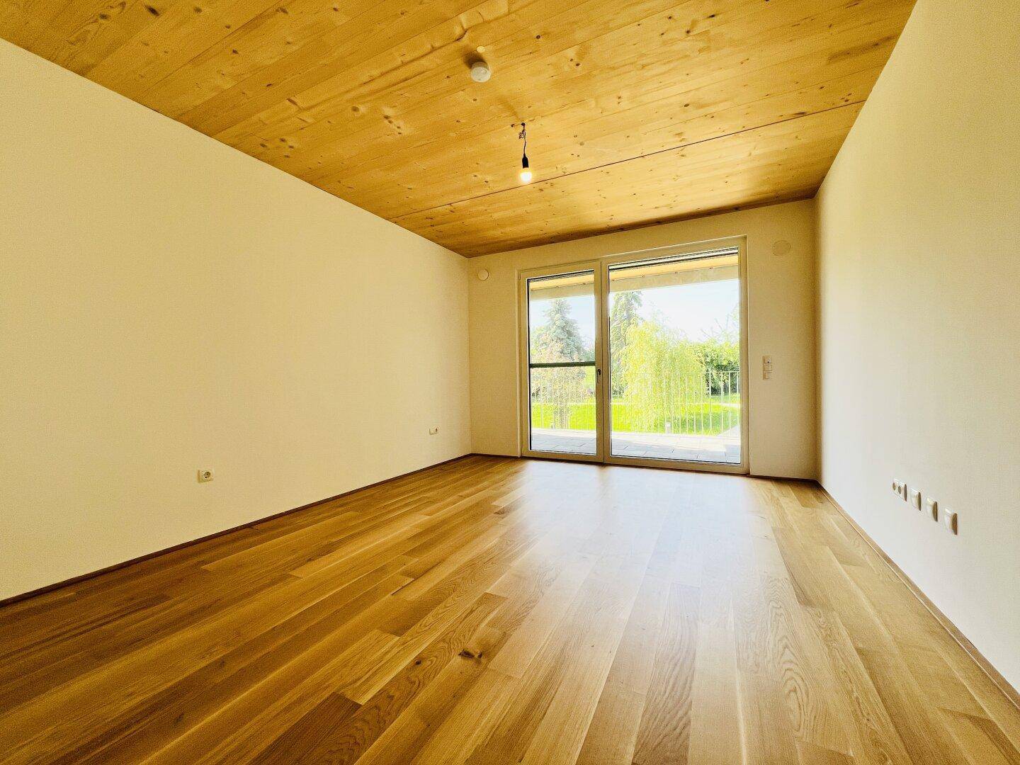 Schlafzimmer 1 mit Ausgang auf die Terrasse