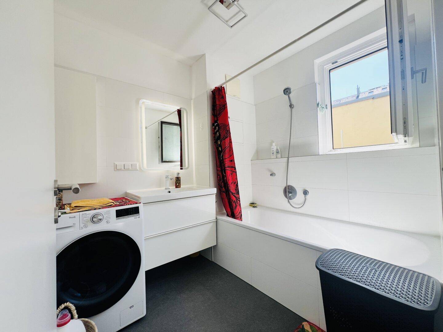 Badezimmer mit Fenster