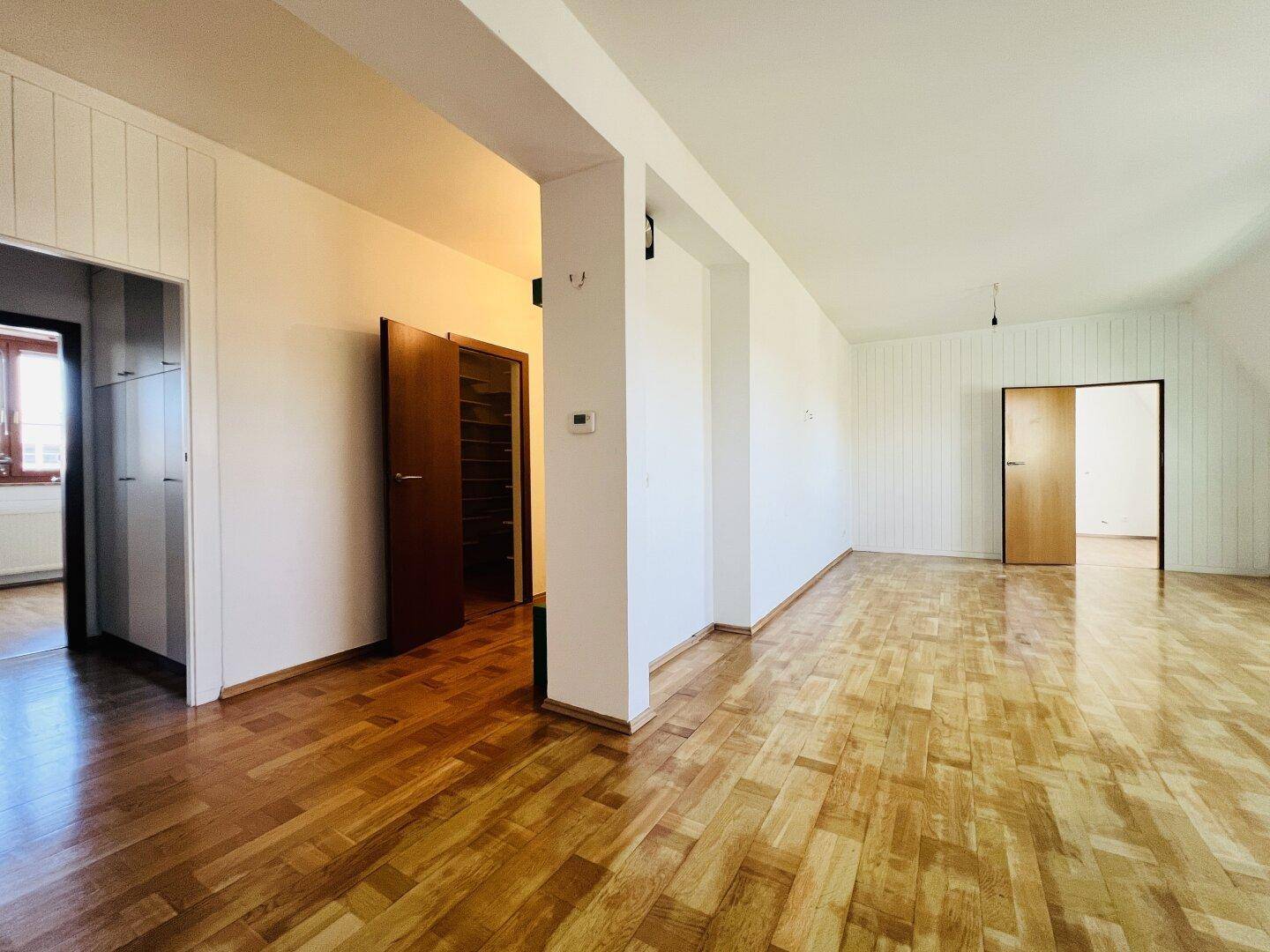Blick aus Küche in Wohn- Esszimmer