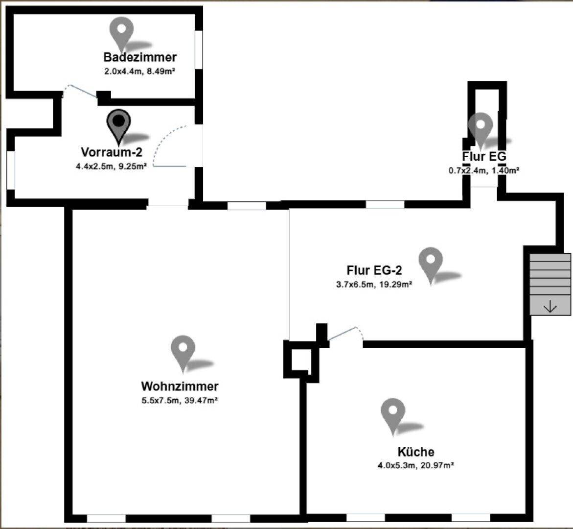 Grundriss des Erdgeschosses mit Wohnzimmer, Küche, Badezimmer und zwei Fluren.