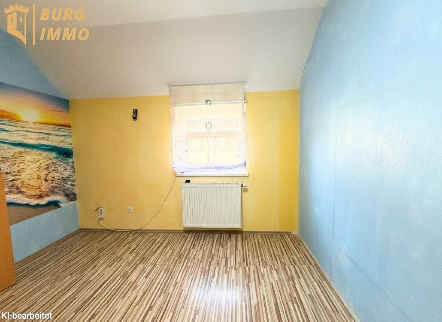 Leeres Zimmer mit gestreiftem Laminatboden und farbigen Wänden, bereit zur individuellen Gestaltung.