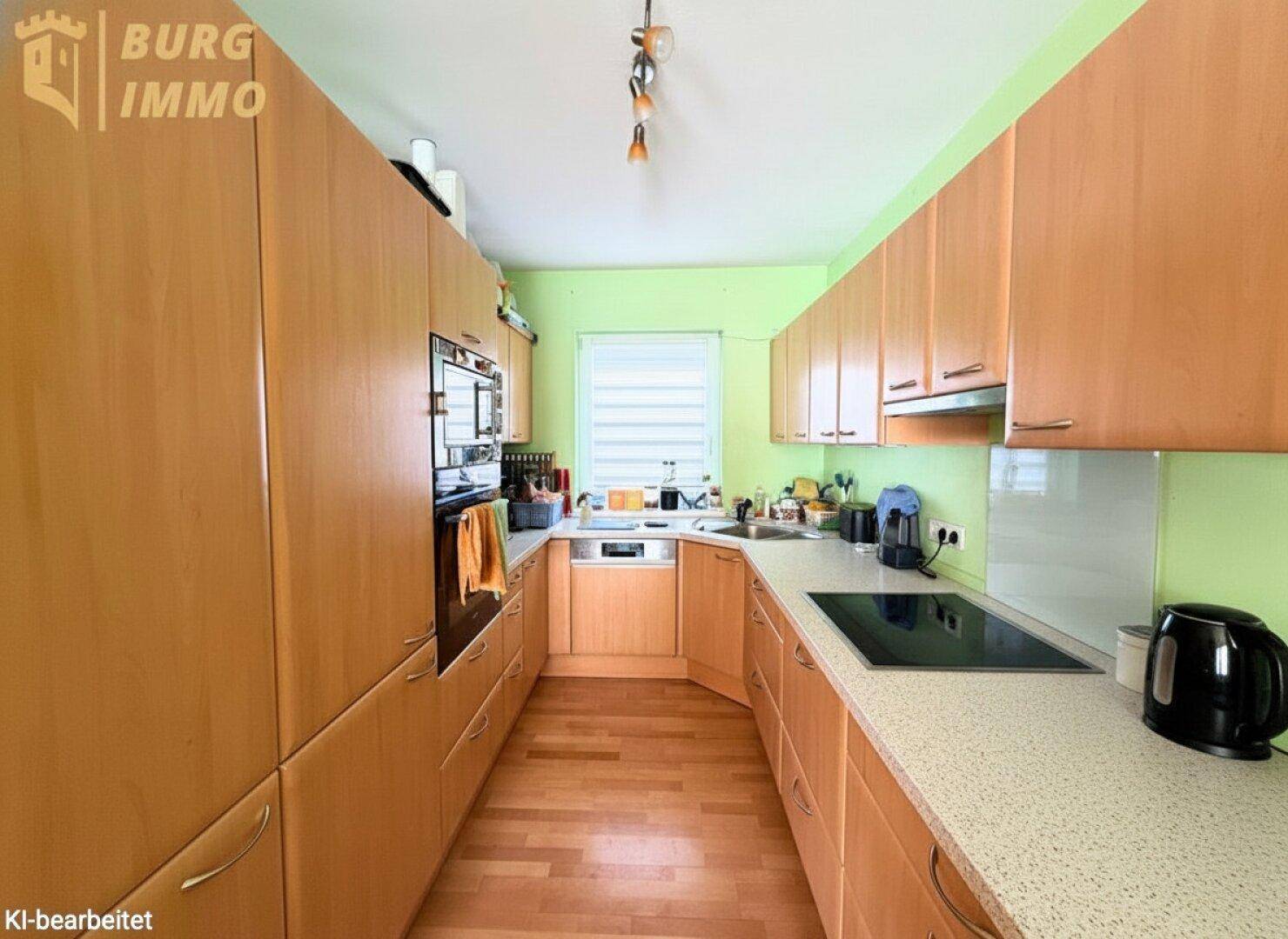 Funktionale Küche mit Holzschränken, integrierten Geräten und hellem Arbeitsbereich.