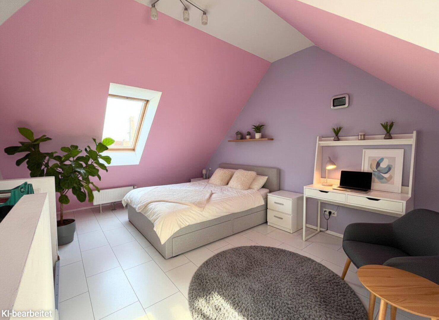 Gemütliches Schlafzimmer im Dachgeschoss mit Dachfenster, Schreibtisch und farbigen Wänden.