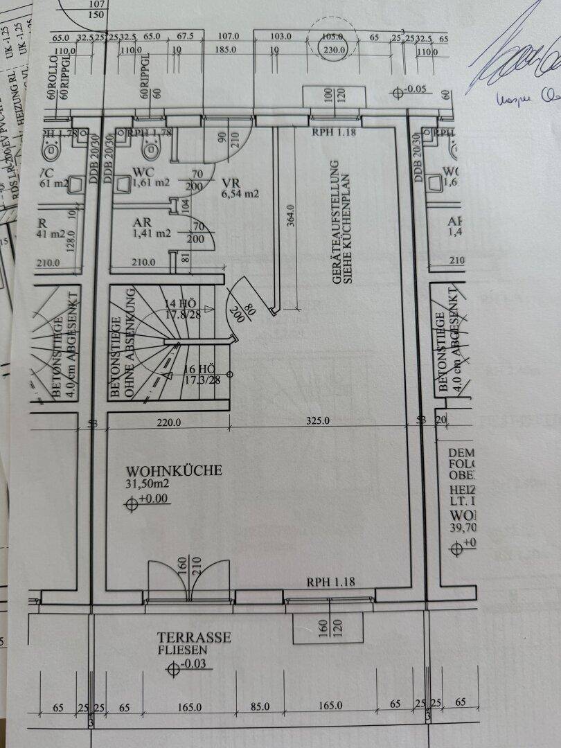 Grundriss des Erdgeschosses mit Wohnküche, Terrasse und Treppenaufgang.
