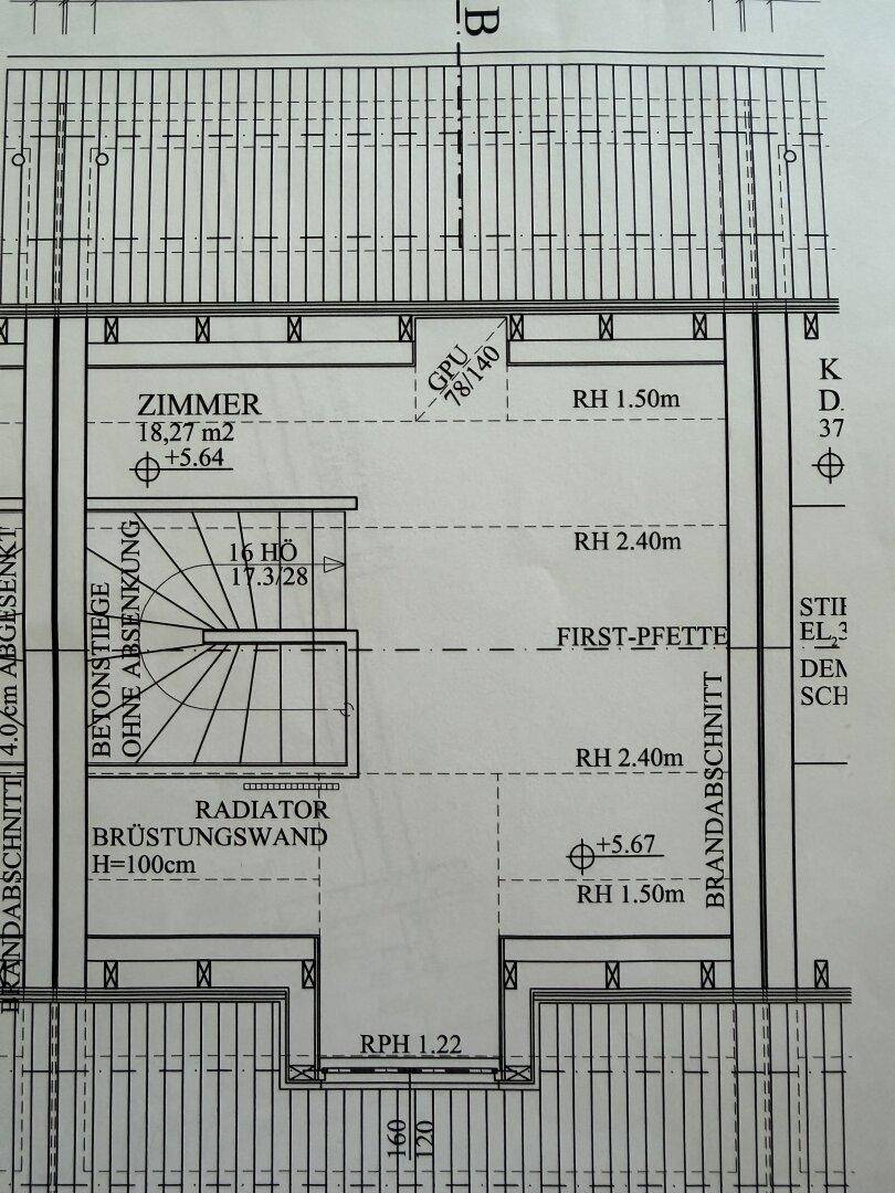 Grundriss des Obergeschosses mit Zimmern und Treppenaufgang, zeigt Dachschrägen.