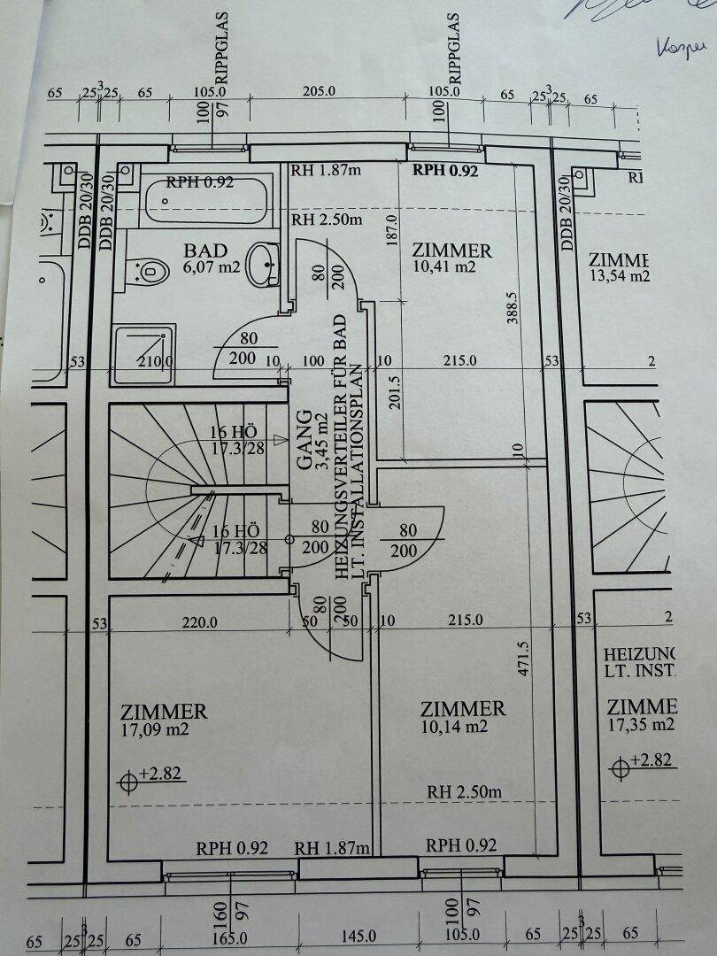 Grundriss des Dachgeschosses mit mehreren Zimmern und Badezimmer.