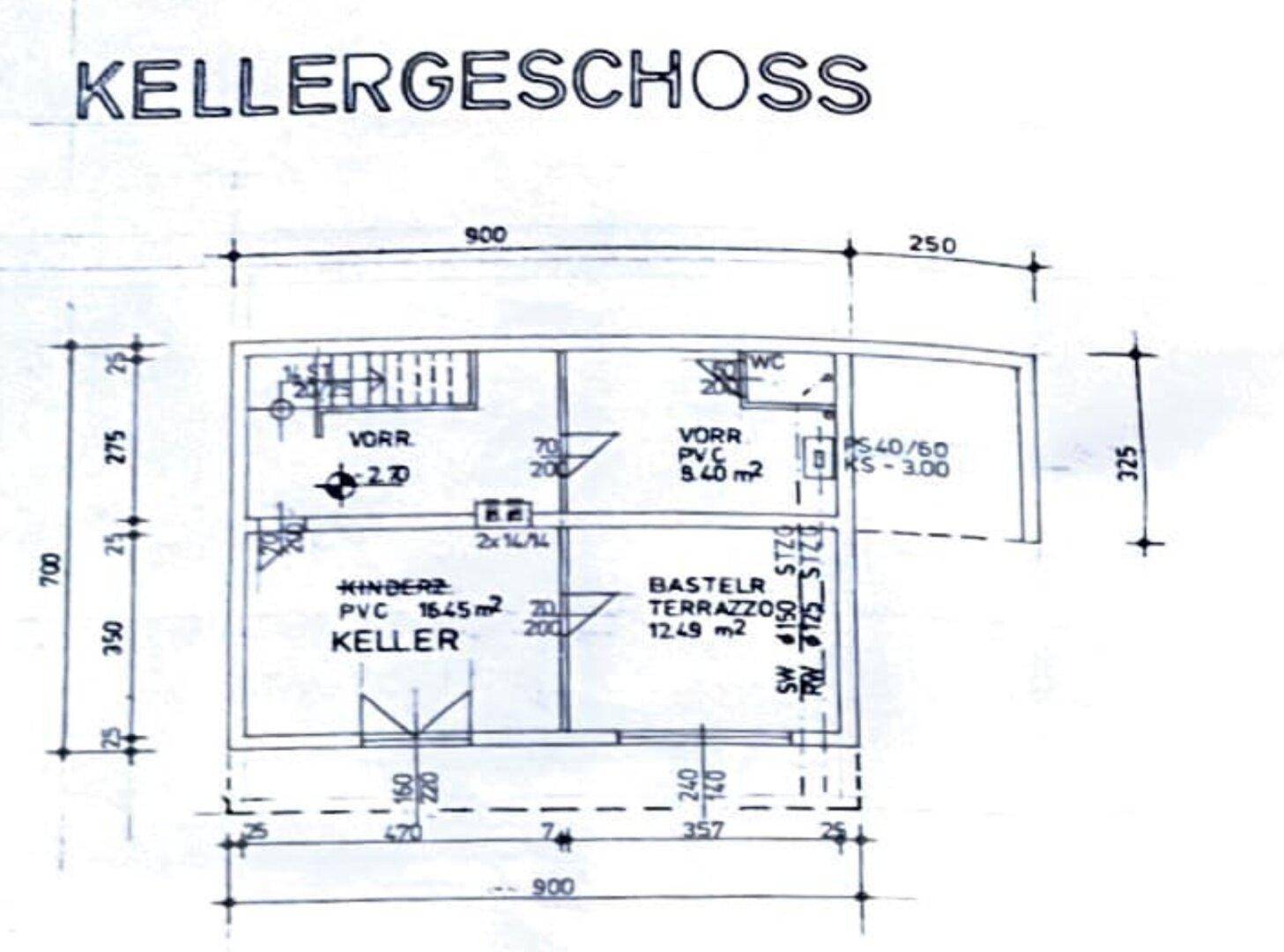 Grundriss des Kellergeschosses mit Abstellräumen und einem WC.