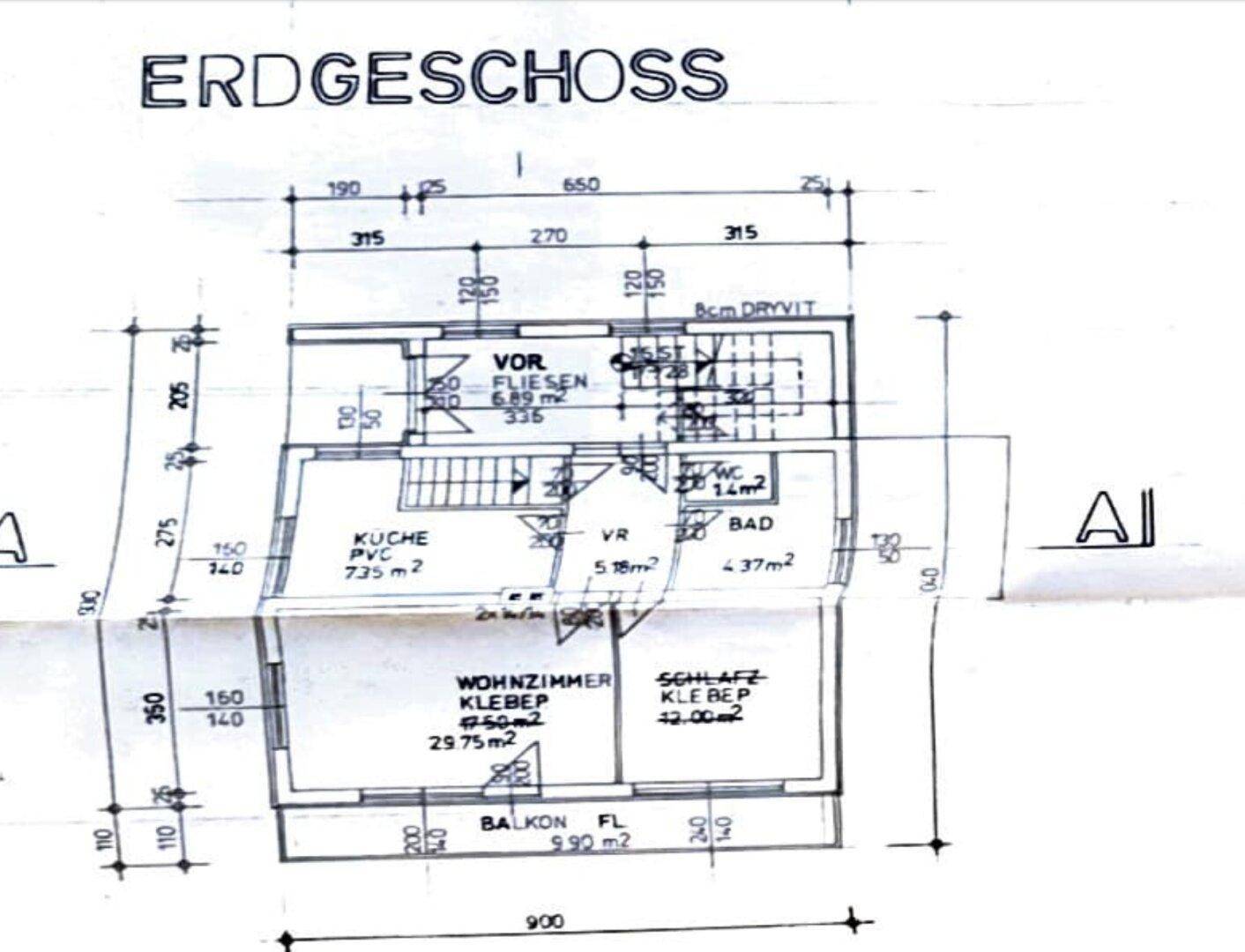 Grundriss des Erdgeschosses mit Küche, Wohnzimmer, Schlafzimmer und Balkon.
