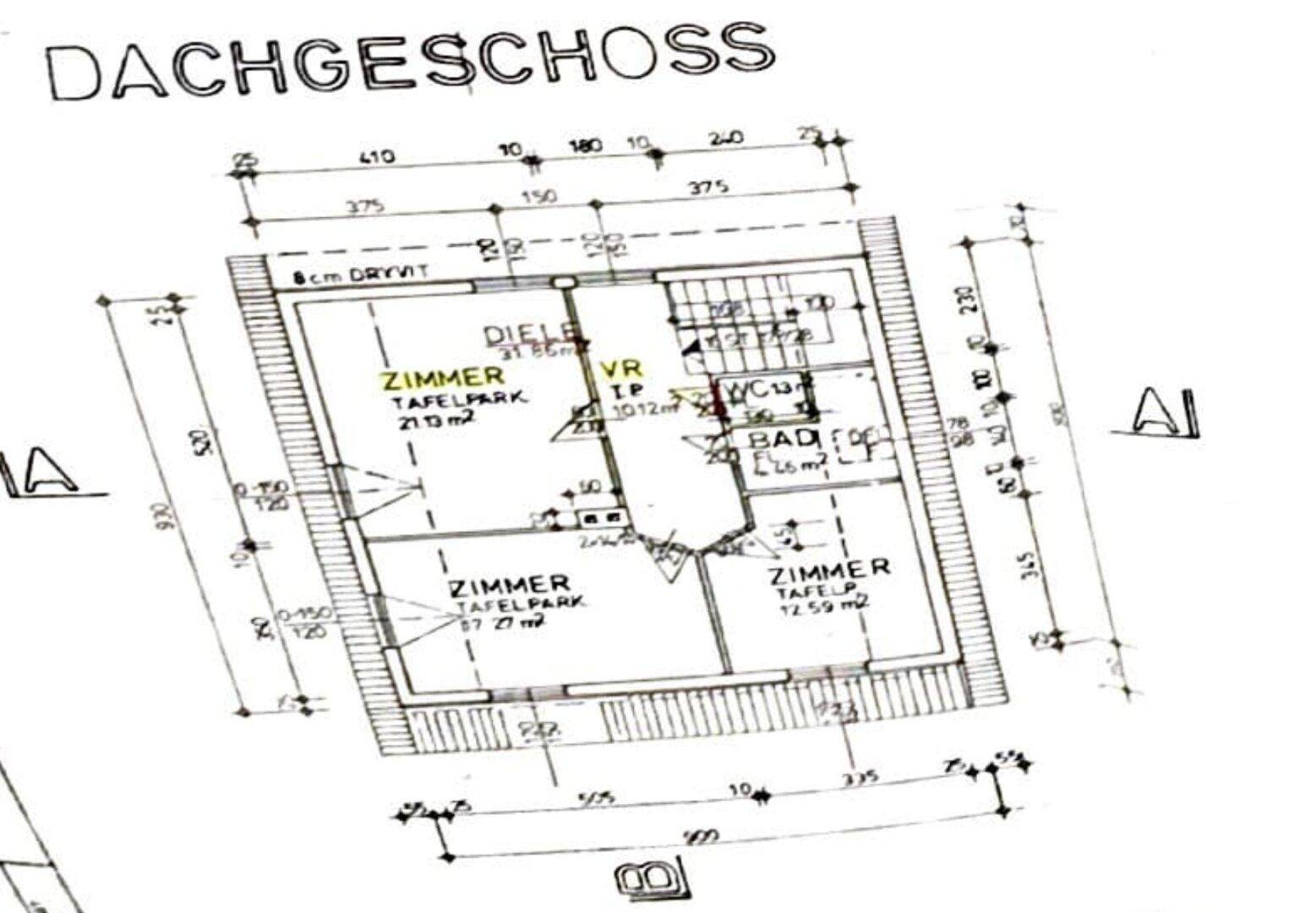 Grundriss des Dachgeschosses mit mehreren Zimmern, Bad und Dachschrägen.
