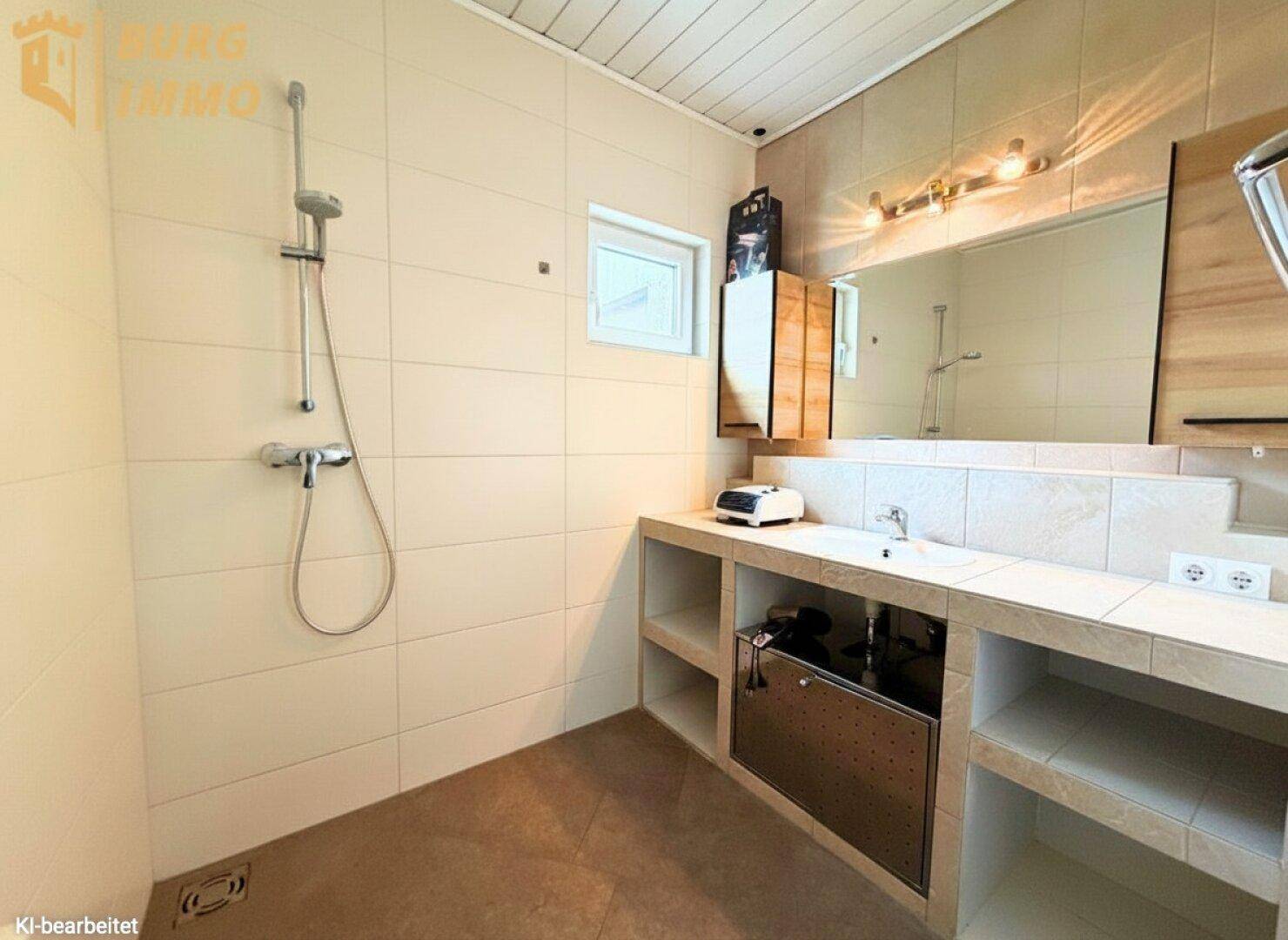 Badezimmer mit Duschbereich, Fliesenwänden und integriertem Waschbecken.