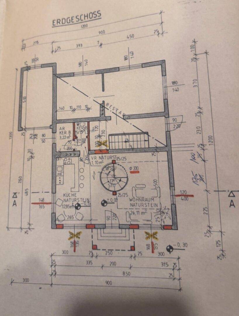 Detaillierter Grundriss des Erdgeschosses mit Küche, Wohnraum und Treppe.