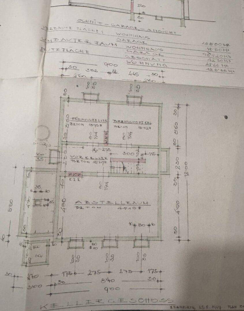 Handgezeichneter Grundriss des Kellergeschosses mit Abstellraum und weiteren Zimmern.