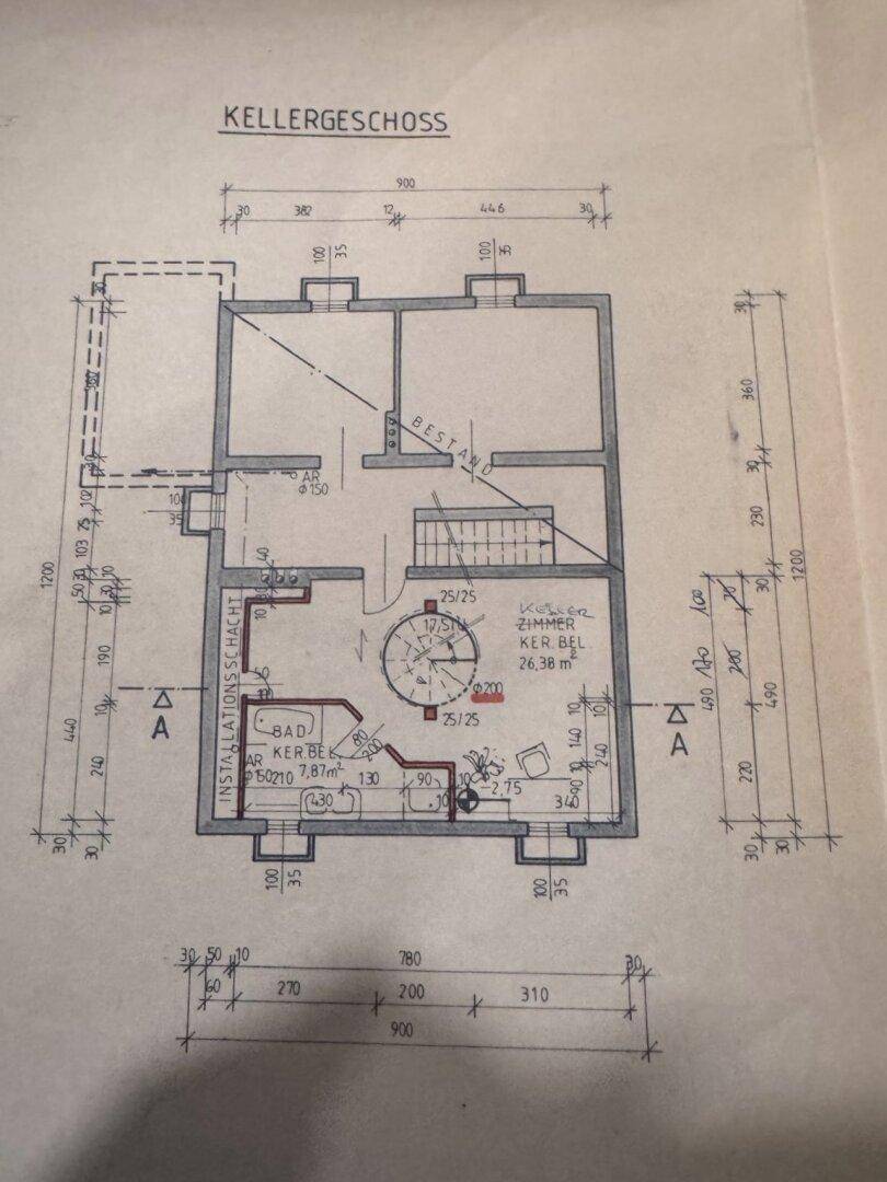 Detaillierter Grundriss des Kellergeschosses mit Bad und Abstellraum.