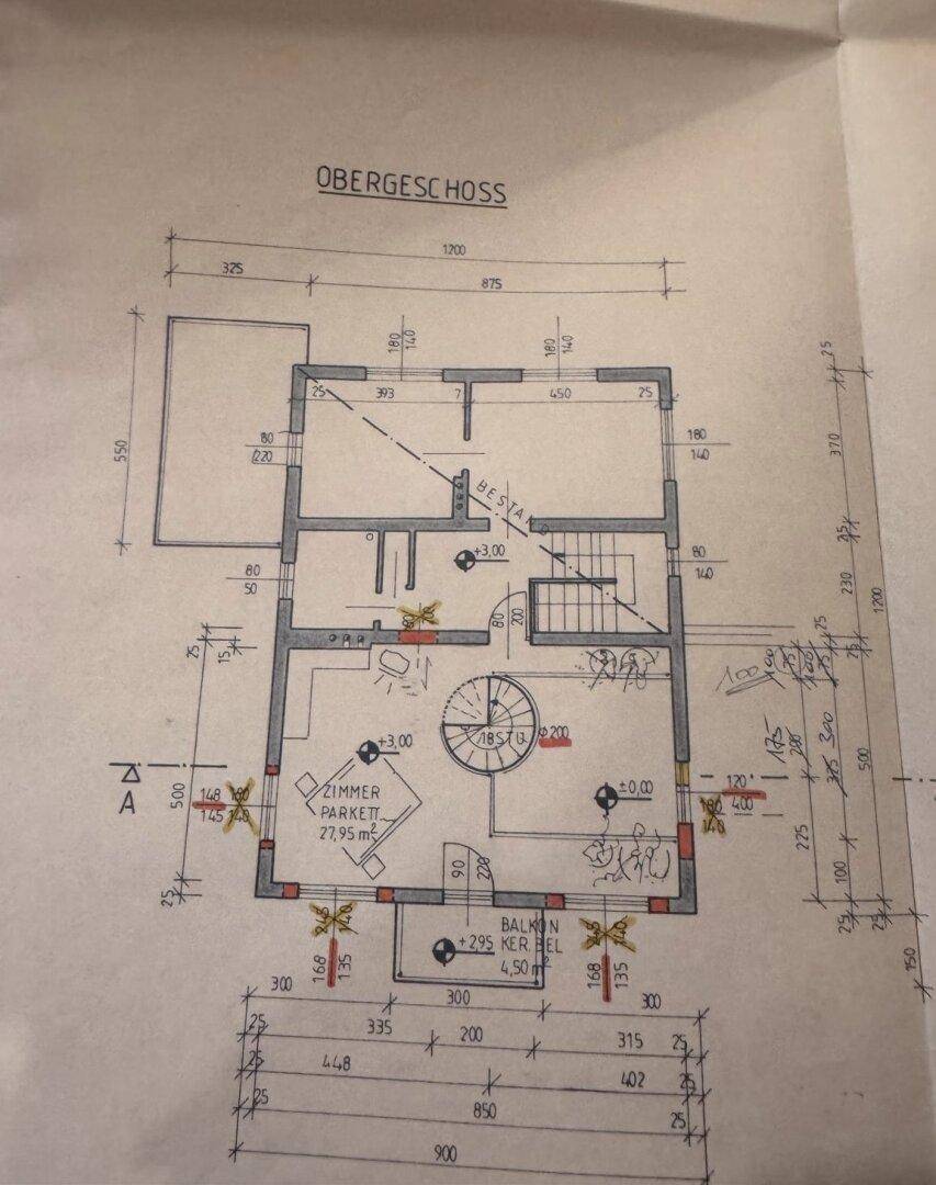 Detaillierter Grundriss des Obergeschosses mit Zimmern und Balkon.